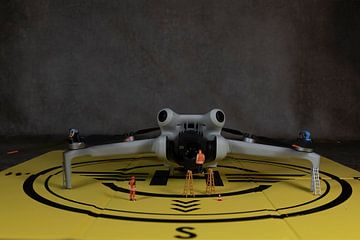 miniatuurfiguren die de werking van de drone controleren van ChrisWillemsen