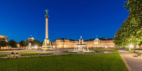 Schlossplatz in Stuttgart in de avonduren