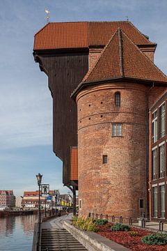 Pakhuis met kraan in oude haven van Gdansk, Polen