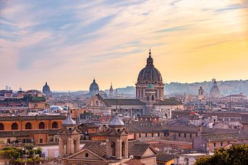Prachtige kleurrijke zonsondergang in de hoofdstad van Italië - Rome van Michiel Ton