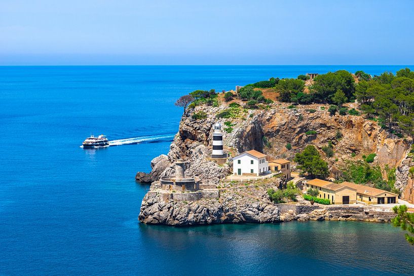 Idyllischer Blick auf den Leuchtturm von Port de Soller, schöne Küste auf Mallorca von Alex Winter