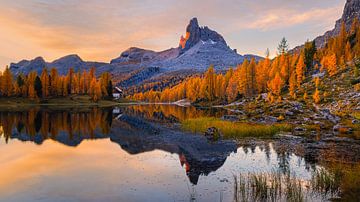 Zonsopkomst bij Lago Federa, Dolomieten, Italië van Henk Meijer Photography