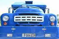 Blauer Oldtimer-LKW Kuba