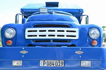 Blauwe classic truck Cuba van Anouk Hol