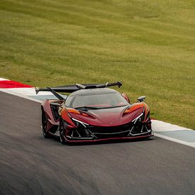 Apollo Intensa Emozione sur le circuit sur Jaimy van Asperen