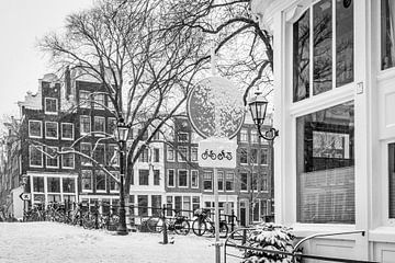Dark canal houses stand out against the snow on the bridge by Suzan Baars