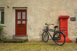 Ouderwetse brievenbus en fiets in Deventer