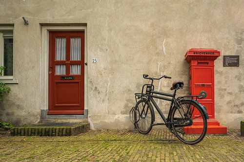 Ouderwetse brievenbus en fiets in Deventer