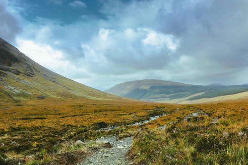 De Highlands, de Schotse Hooglanden, zijn beroemd om hun schilderachtige landschap. Eiland van Skye