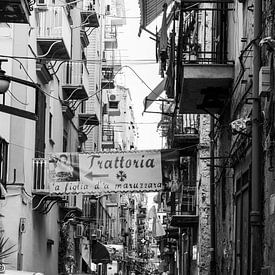 Straße in den Quartieri Spagnoli in Neapel von Chantal Koster