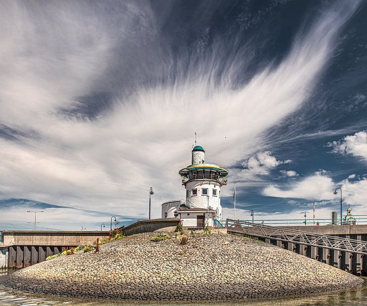 Harlingen-Pier mit windgepeitschten Wolken von Harrie Muis