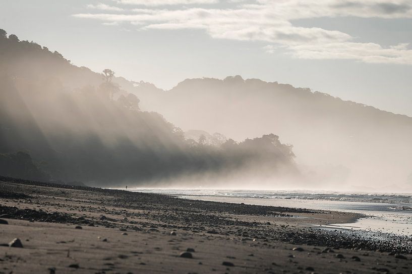 Lueur matinale brumeuse - Plage à l'aube par Femke Ketelaar