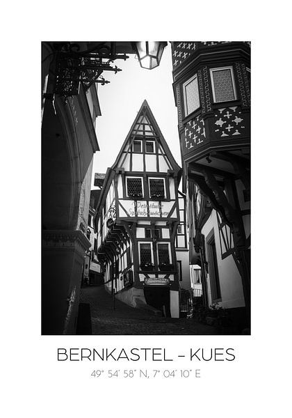 Grafikposter Bernkastel - Kues | Koordinaten | Schwarz-Weiß-Fotografie von Laura Dijkslag