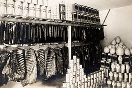 Fleischerei Vorratskammer: Nostalgische Schwarz-Weiß Fotografie von Belle Époque