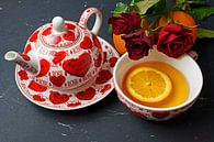 Schwarzer Tee serviert mit Orangenscheibe und roten Rosen von Babetts Bildergalerie Miniaturansicht