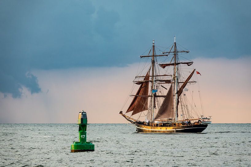 Windjammer on the Baltic Sea in Warnemuende, Germany van Rico Ködder