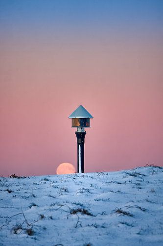 Alnes vuurtoren tijdens zonsondergang in winter, Godøy, Noorwegen