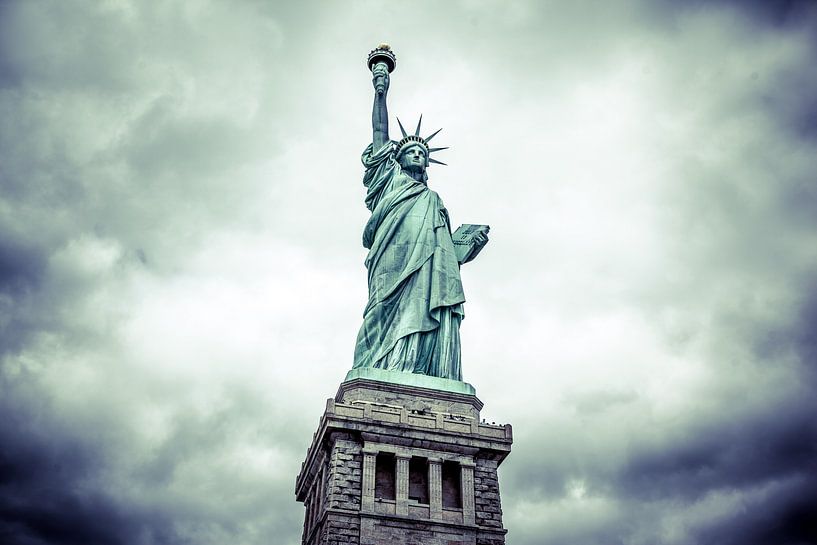 Die verborgene Pracht der Freiheit: Eine einzigartige Perspektive auf die Freiheitsstatue in New York 09 von FotoDennis.com | Werk op de Muur