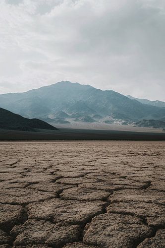 Woestijnlandschap met bergen en lucht
