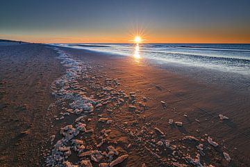 ijs op de vloedlijn bj zonsondergang van peterheinspictures