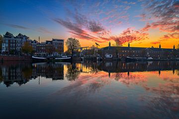 Foto der Walter-Süskind-Brücke und des Flusses Amstel in Amsterdam, 2020 von Amsterdam.Photos