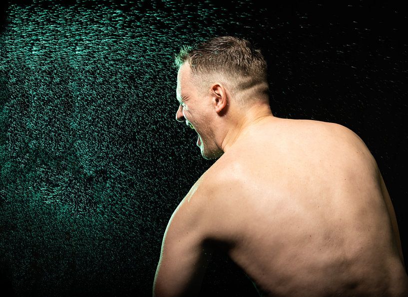 42 year old male model with naked torso, shouting towards colorf van Werner Lerooy