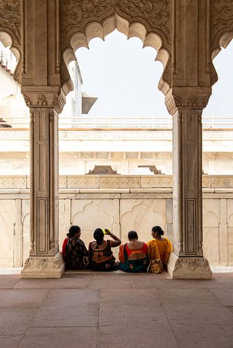 Dames houden pauze in paleis.