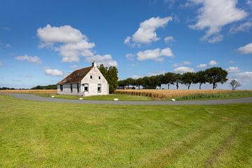 Wit landelijk Brinta huisje onder een wolkenlucht in Groningen van KB Design & Photography (Karen Brouwer)