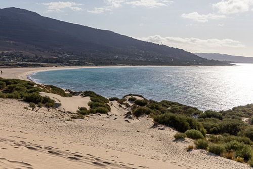 Uitzicht over een zandduin naar de zee, Duna de Valdevaqueros, Tarifa, Andalusië, Spanje