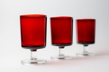 Rote Trinkgläser von Angeline van de Kerkhof