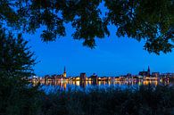 Uitzicht over de Warnow rivier naar de Hanzestad Rostock bij de Blue Hour. van Rico Ködder thumbnail