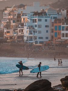 Surfeurs à Tahgazout, Maroc