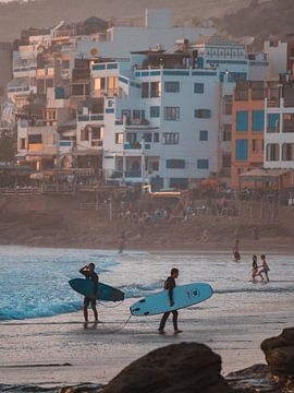 Surfer in Tahgazout, Marokko von Dayenne van Peperstraten