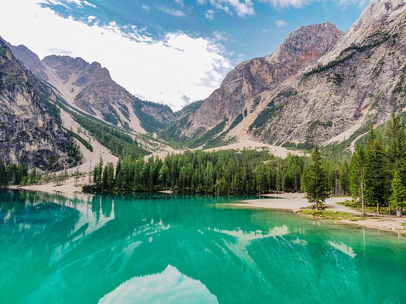Der türkisfarbene Pragser Wildsee liegt ruhig eingebettet zwischen den steilen Felswänden der Dolomiten. Spiegelglattes Wasser von Miriam Schwarzfischer Fotografie