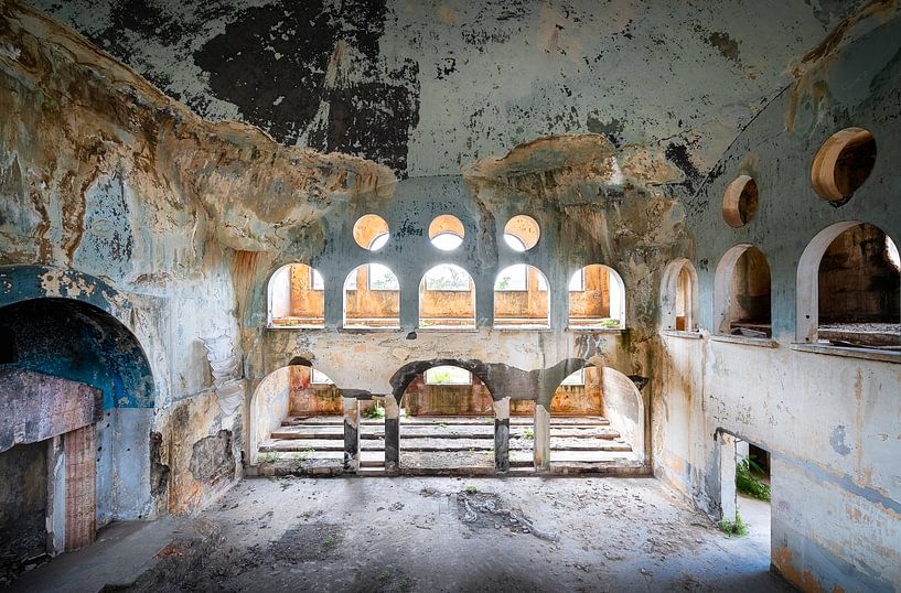 Verlassene Synagoge im Verfall. von Roman Robroek