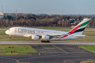 Een Airbus A380 van Emirates stijgt op van Flughafen Düsseldorf. van Jaap van den Berg