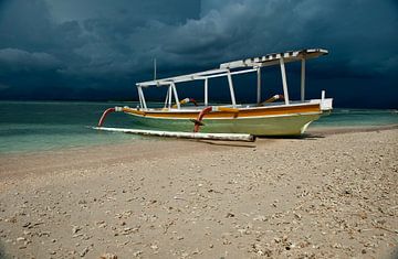 Boat on beach in Indonesia by Roel Beurskens