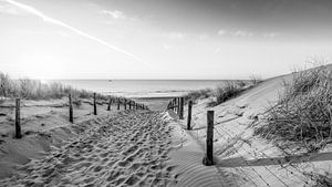Strand in zwart wit van Dirk van Egmond