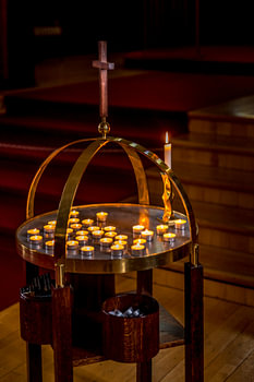 Ronde tafel met thee lichtjes en houten kruis in klooster in IJsland