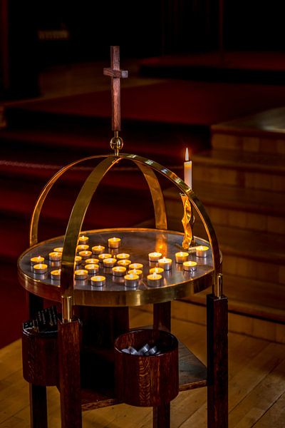 A round table with tea lights under a wooden crucifix in a monastry in Iceland par Hein Fleuren