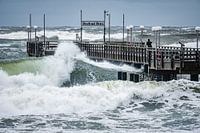 Stormvloedgolven op de pier Baltic resort Binz, eiland Rügen