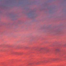 Lila und rosa Wolken | untergehende Sonne von Kimberley Helmendag