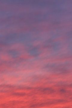 Paars en roze wolken | ondergaande zon van Kimberley Helmendag