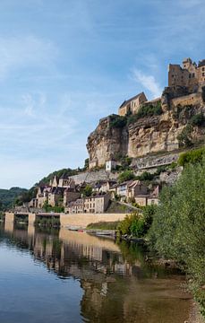 Das Schloss von Beynac in der französischen Region Dordogne hoch auf den Felsen gebaut