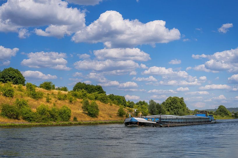 Péniche de fret sur le canal Main-Danube dans l'Altmühltal par ManfredFotos
