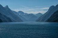 Blauw op zee in Noorwegen van Renate Oskam thumbnail