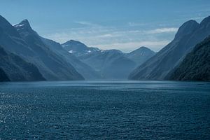 Blauw op zee in Noorwegen van Renate Oskam