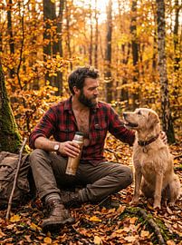 Man en hond in een herfstbos