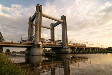 Spoorviaduct Hoge Gouwebrug over het Gouwekanaal bij Gouda van Robin Verhoef