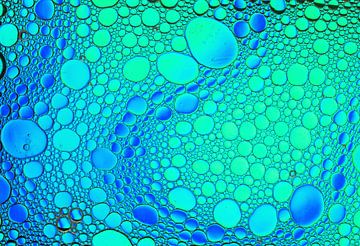 Colorful bubbles van Ilya Korzelius